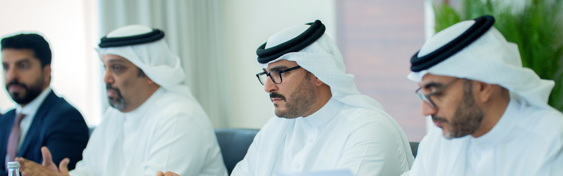 سمو الشيخ عيسى بن سلمان بن حمد يزور وزارة الصحة ووزارة التربية والتعليم